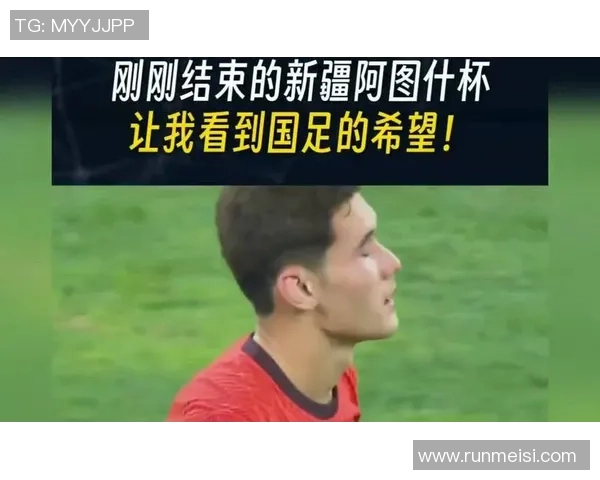 足球巨星赛场对决瞬间被晃倒引发全场惊呼技艺高超震撼人心