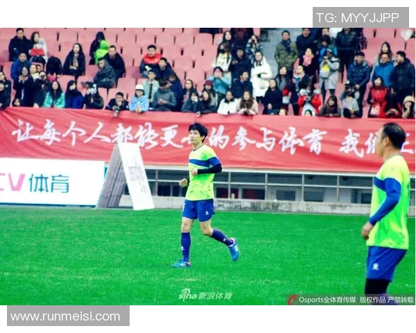 足球明星团头领衔时代风采 展现球场巅峰荣耀与个人魅力