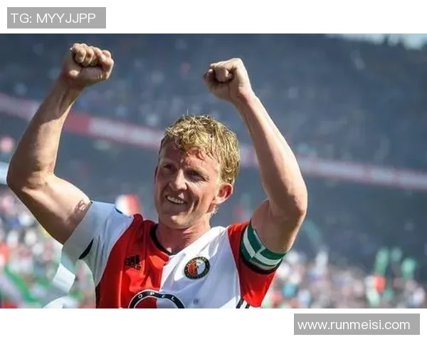 退役球星齐聚一堂留下珍贵合照共同见证足球辉煌时刻